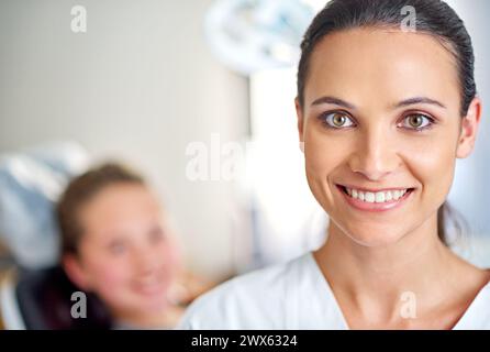 Femme, portrait et dentiste pour les soins bucco-dentaires en cabinet, sourire et prêt pour la consultation sur l'hygiène. Personne féminine, confiante et orthodontiste pour Banque D'Images