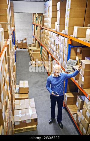 Tablette, portrait ou vue de dessus de l'homme dans l'entrepôt pour les boîtes de livraison, le stockage ou le stock en usine pour le site Web. Impression, gestionnaire ou chaîne d'approvisionnement Banque D'Images