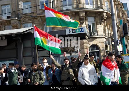 Newroz Celebration, Rebstockpark, Francfort, Allemagne, 23 mars, 2024. des milliers de Kurdes se rassemblent pour célébrer le nouveau festival de l'année kurde. Banque D'Images