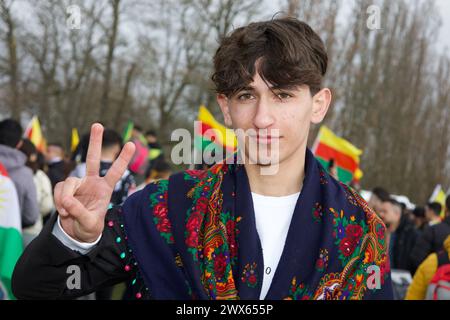 Newroz Celebration, Rebstockpark, Francfort, Allemagne, 23 mars, 2024. des milliers de Kurdes se rassemblent pour célébrer le nouveau festival de l'année kurde. Banque D'Images