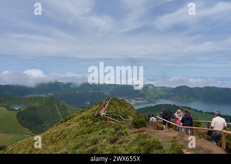 Sentier menant au point de vue de la bouche de l'enfer dans les lacs de Sete Cidades sur l'île de Sao Miguel, Açores, Portugal. Banque D'Images