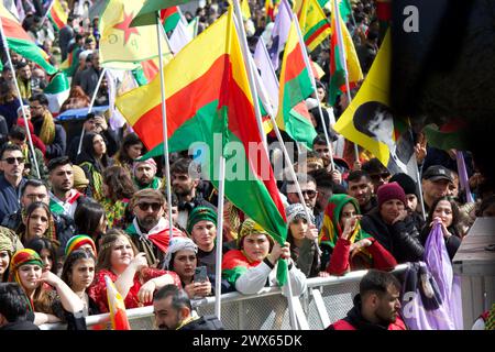 Newroz Celebration, Rebstockpark, Francfort, Allemagne, 23 mars, 2024. des milliers de Kurdes se rassemblent pour célébrer le nouveau festival de l'année kurde. Banque D'Images