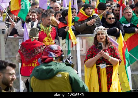 Newroz Celebration, Rebstockpark, Francfort, Allemagne, 23 mars, 2024. des milliers de Kurdes se rassemblent pour célébrer le nouveau festival de l'année kurde. Banque D'Images