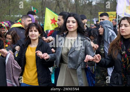 Newroz Celebration, Rebstockpark, Francfort, Allemagne, 23 mars, 2024. des milliers de Kurdes se rassemblent pour célébrer le nouveau festival de l'année kurde. Banque D'Images