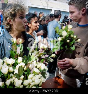 Un jour après le crash du vol 4590 Air France Concorde, des habitants de Gonesse, dans le nord de Paris, traversent leur ville, le 29 juillet 2002, à Gonesse, Paris, France. De nombreux habitants de Gonesse travaillent à l'aéroport du Bourget, et leur ville est à une courte distance de l'endroit où l'avion supersonique est tombé peu après son décollage du Bourget, tuant tous les passagers et l'équipage ainsi que ceux au sol de l'hôtel Hotelissimo les Relais bleus. Cent passagers et neuf membres d'équipage à bord du vol sont morts. Au sol, quatre personnes ont été tuées et une grièvement blessée. Banque D'Images