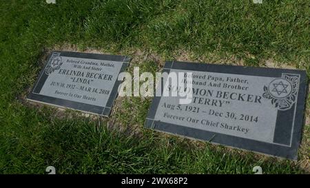 Mission Hills, Californie, USA 26 mars 2024 acteur/réalisateur/producteur Terry Becker grave à Eden Memorial Park le 26 mars 2024 à Mission Hills, Californie, USA. Il a travaillé sur voyage to the Bottom of the Sea, The Mod Squad, Mission impossible, MASH, Bonanza, Perry Mason, Gunsmoke, et beaucoup d'autres. Photo de Barry King/Alamy Stock photo Banque D'Images