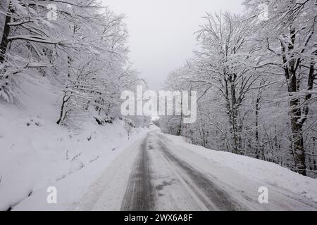 Conduite en hiver sur des routes verglacées en hiver. Conduite prudente en conditions hivernales. Routes gelées et glissantes. Précautions pendant la conduite. Rough we Banque D'Images