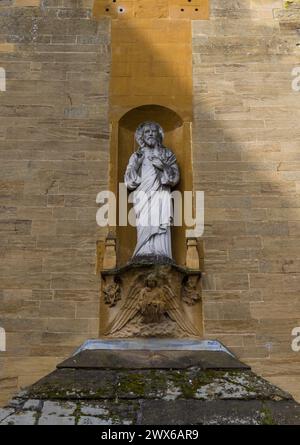 Statue du Christ devant la cathédrale église notre-Dame Immaculée et St Thomas de Canterbury, Northampton, Royaume-Uni Banque D'Images