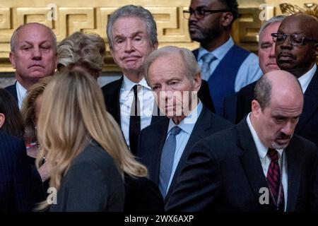 Dossier photo - L'ancien sénateur du Connecticut Joe Lieberman, au centre, et l'acteur Warren Beatty, au centre gauche, assiste à une cérémonie pour le sénateur John McCain, R-Ariz, alors qu'il se trouve dans l'état dans la rotonde du Capitole des États-Unis, vendredi 31 août 2018, à Washington. - L'ancien sénateur américain et candidat à la vice-présidence Joe Lieberman est décédé à 82 ans. La cause était des complications d'une chute, selon une déclaration de famille obtenue par CBS News, le partenaire américain de la BBC. Le centriste a représenté l'État du Connecticut au Sénat pendant près d'un quart de siècle. M. Lieberman est devenu le premier homme politique juif à rejoindre une ma Banque D'Images