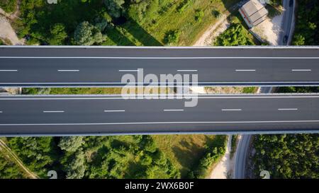 Vue aérienne d'un pont routier par drone. Voyage et Road trip. Banque D'Images