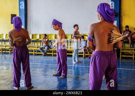 Mandaluyong City, Philippines. 28 mars 2024. Les pénitents philippins se fouettent le dos avec des bâtons de bambou le jeudi Saint. Beaucoup de dévots catholiques philippins passent leur semaine Sainte en faisant différentes formes de pénitence physique pour se repentir de leurs péchés. Crédit : SOPA images Limited/Alamy Live News Banque D'Images