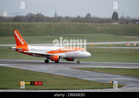 EasyJet Airbus A319-111 atterrissant à l'aéroport de Birmingham, Royaume-Uni (G-EZDF) Banque D'Images