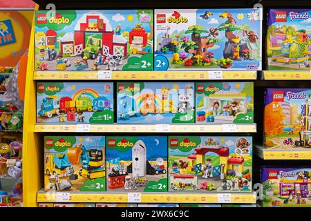 Kits de construction LEGO en vente sur Lego Store. Constructeurs de la série LEGO Duplo sur les étagères des magasins. Minsk, Biélorussie - 22 mars 2024 Banque D'Images