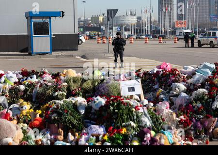Moscou, Russie. 28 mars 2024. Un policier monte la garde près de l'hôtel de ville de Crocus dans la banlieue de Moscou, Russie, le 28 mars 2024. Le nombre de morts de l'attaque terroriste de vendredi a augmenté à 143 après que des hommes armés ont pris d'assaut une salle de concert dans la banlieue de Moscou, selon une liste publiée mercredi par le ministère russe des situations d'urgence. Crédit : Bai Xueqi/Xinhua/Alamy Live News Banque D'Images