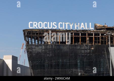Moscou. 28 mars 2024. Cette photo prise le 28 mars 2024 montre la salle de concert Crocus City Hall dans la banlieue de Moscou, en Russie. Le nombre de morts de l'attaque terroriste de vendredi a augmenté à 143 après que des hommes armés ont pris d'assaut une salle de concert dans la banlieue de Moscou, selon une liste publiée mercredi par le ministère russe des situations d'urgence. Crédit : Bai Xueqi/Xinhua/Alamy Live News Banque D'Images