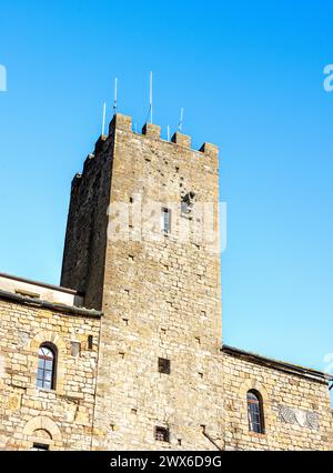 Le soi-disant 'Torre del Porcellino', tour d'un bâtiment médiéval sur la Piazza dei priori, construit en 12-13ème siècle, Volterra, région Toscane, Italie Banque D'Images