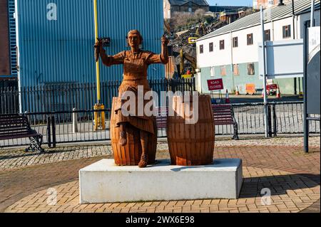 Statue honorant les harengs qui travaillaient dur et qui avaient l'habitude de préparer les harengs lorsque le pêcheur revenait de la mer avec leurs prises Banque D'Images