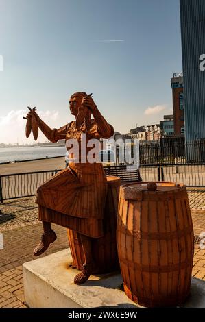 Statue honorant les harengs qui travaillaient dur et qui avaient l'habitude de préparer les harengs lorsque le pêcheur revenait de la mer avec leurs prises Banque D'Images