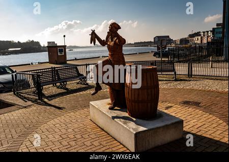 Statue honorant les harengs qui travaillaient dur et qui avaient l'habitude de préparer les harengs lorsque le pêcheur revenait de la mer avec leurs prises Banque D'Images