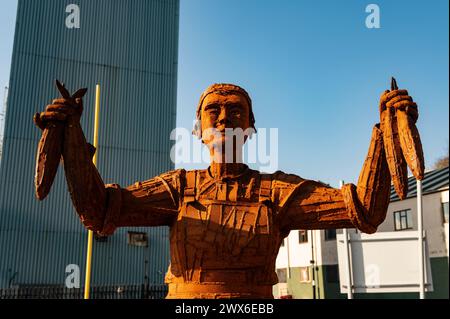 Statue honorant les harengs qui travaillaient dur et qui avaient l'habitude de préparer les harengs lorsque le pêcheur revenait de la mer avec leurs prises Banque D'Images