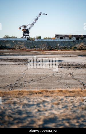Port abandonné : un port déserté et des grues à Aralsk, au Kazakhstan. Banque D'Images