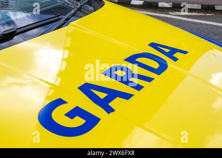 Garda voiture garée à Cork, Irlande. Banque D'Images