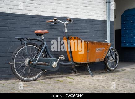 Amsterdam, pays-Bas, 27.03.2024. Vélo cargo Babboe City long John de la marque néerlandaise Babboe Banque D'Images