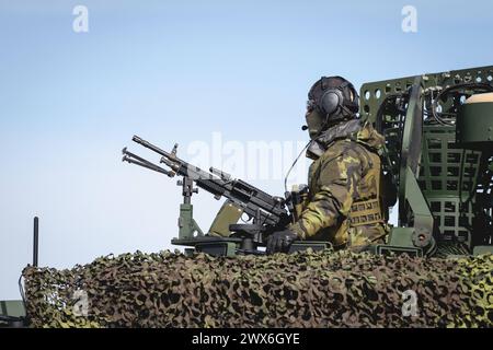 Ein tschechischer soldat besetzt die Luke eines geschâˆöÂºtzten Fahrzeugs im Rahmen der Militaeruebung Wettiner Schwert BEI Tangermuende, 26.03.2024. Wettiner Schwert ist Teil der Quadriga-Uebung der Bundeswehr und des NATO-Grossmanoevers Steadtfast Defender 2024. Tangermuende Deutschland *** Un soldat tchèque occupe l'écoutille d'un véhicule protégé lors de l'exercice militaire Wettiner Schwert près de Tangermuende, 26 03 2024 Wettiner Schwert fait partie de l'exercice Quadriga des forces armées allemandes et de la grande manœuvre de l'OTAN Steadtfast Defender 2024 Tangermuende Allemagne Copyright : xJulianexS Banque D'Images