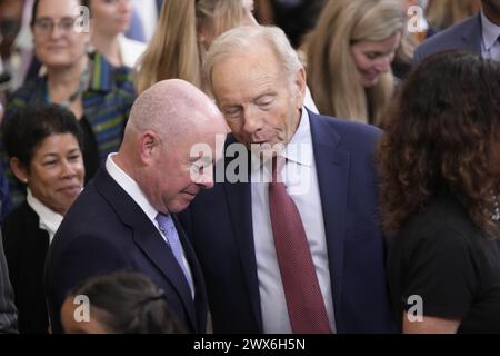 **PHOTO DE FICHIER** Joe Lieberman est décédé** Secrétaire à la sécurité intérieure des États-Unis Alejandro Mayorkas, à gauche, et l'ancien sénateur américain Joseph Lieberman (démocrate du Connecticut) Conferent part après que le président américain Joe Biden ait remis la Médaille de la liberté à dix-sept récipiendaires lors d'une cérémonie dans la salle est de la Maison Blanche à Washington, DC le jeudi 7 juillet 2022. Crédit : Chris Kleponis/CNP/MediaPunch/MediaPunch Banque D'Images