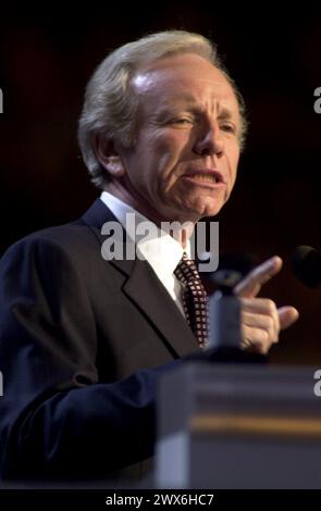 **PHOTO DE FICHIER** Joe Lieberman est décédé** le sénateur américain Joseph Lieberman (démocrate du Connecticut) accepte la nomination démocrate au poste de vice-président de la Convention nationale démocrate 2000 au Staples Center de Los Angeles, Californie, le mercredi 16 août 2000. Le sénateur Lieberman est le premier candidat juif sur un ticket présidentiel d'un grand parti politique américain. Crédit : Ron Sachs/CNP /MediaPunch /MediaPunch Banque D'Images