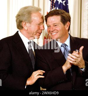 **PHOTO DE FICHIER** Joe Lieberman est décédé** le sénateur américain Joe Lieberman (démocrate du Connecticut), à gauche, partage quelques réflexions avec Tom Delay (républicain du Texas), leader de la majorité à la Chambre des représentants des États-Unis, lors de la cérémonie de signature du projet de loi sur la sécurité intérieure à la Maison Blanche à WashingtonDC le 25 novembre 2002. Crédit : Ron Sachs/CNP /MediaPunch /MediaPunch Banque D'Images