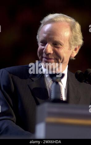 **PHOTO DE FICHIER** Joe Lieberman est décédé** le sénateur américain Joseph Lieberman (démocrate du Connecticut) accepte la nomination démocrate au poste de vice-président de la Convention nationale démocrate 2000 au Staples Center de Los Angeles, Californie, le mercredi 16 août 2000. Le sénateur Lieberman est le premier candidat juif sur un ticket présidentiel d'un grand parti politique américain. Crédit : Ron Sachs/CNP /MediaPunch /MediaPunch Banque D'Images