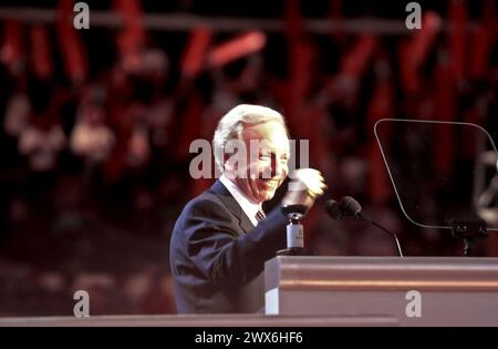 **PHOTO DE FICHIER** Joe Lieberman est décédé** le sénateur américain Joseph Lieberman (démocrate du Connecticut) accepte la nomination démocrate au poste de vice-président de la Convention nationale démocrate 2000 au Staples Center de Los Angeles, Californie, le mercredi 16 août 2000. Le sénateur Lieberman est le premier candidat juif sur un ticket présidentiel d'un grand parti politique américain. Crédit : Ron Sachs/CNP /MediaPunch /MediaPunch Banque D'Images