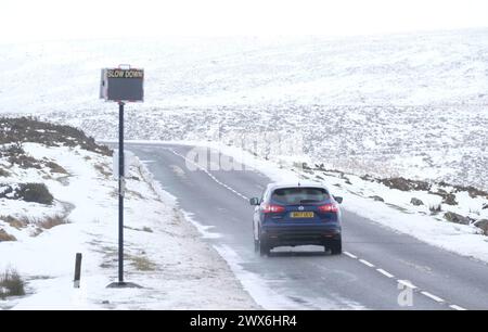 Conditions enneigées sur Dartmoor. La neige est tombée dans certaines parties du sud-ouest de l'Angleterre et du pays de Galles. Les prévisionnistes disent qu'une zone de pluie, de neige gendre et de neige de colline se déplace vers le nord à travers le Royaume-Uni alors que les vacanciers se préparent à embarquer pour des escapades de Pâques. Date de la photo : jeudi 28 mars 2024. Banque D'Images