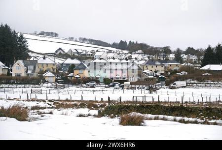 Conditions enneigées sur Dartmoor. La neige est tombée dans certaines parties du sud-ouest de l'Angleterre et du pays de Galles. Les prévisionnistes disent qu'une zone de pluie, de neige gendre et de neige de colline se déplace vers le nord à travers le Royaume-Uni alors que les vacanciers se préparent à embarquer pour des escapades de Pâques. Date de la photo : jeudi 28 mars 2024. Banque D'Images