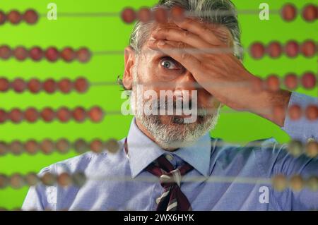 Comptable masculin dans le bureau, compte sur l'Abacus en bois Banque D'Images