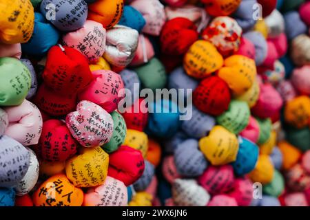 Sanctuaire du temple bouddhiste Yasaka Koshin-do avec talismans en tissu Kukurizaru à Kyoto, Japon Banque D'Images