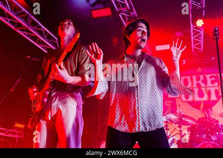 Milan, Italie. 27 mars 2024. Kris Guštin (à gauche) et Bojan Cvjeti?anin (à droite) du groupe de rock indépendant slovène Joker Out se produisent au Circolo Magnolia de Milan. Crédit : SOPA images Limited/Alamy Live News Banque D'Images