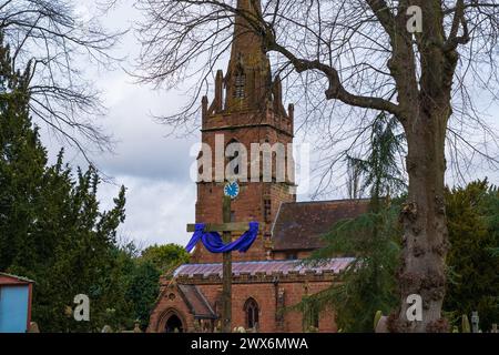 Pattingham, Staffordshire, Royaume-Uni 24 mars 2024. Écharpe violette à l'extérieur d'une église le jeudi Saint ou le jeudi Saint et jour important dans le calendrier chrétien. Crédit Richard O'Donoghue/Alamy Live News Banque D'Images