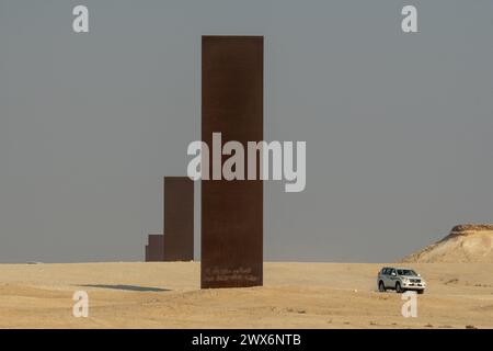 Brouq, Qatar. 28 mars 2024. La photo du dossier datée du 19 novembre 2021 montre la sculpture « East-West/West-East » de l’artiste américain Richard Serra, dans la réserve naturelle de Brouq au Qatar, à une heure de route à l’ouest de la capitale Doha. L’œuvre est composée de quatre plaques d’acier, chacune de plus de quatorze mètres de hauteur, au milieu du désert. Richard Serra vient de décéder, en mars 2024, à l’âge de 85 ans. Photo Balkis Press/ABACAPRESS.COM crédit : Abaca Press/Alamy Live News Banque D'Images