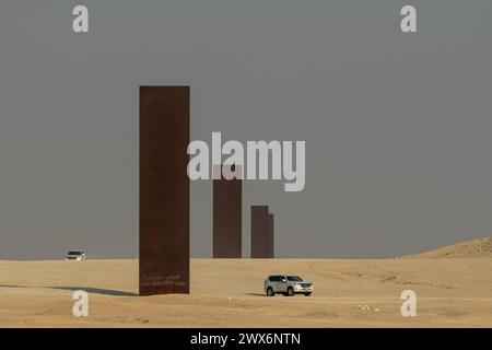 Brouq, Qatar. 28 mars 2024. La photo du dossier datée du 19 novembre 2021 montre la sculpture « East-West/West-East » de l’artiste américain Richard Serra, dans la réserve naturelle de Brouq au Qatar, à une heure de route à l’ouest de la capitale Doha. L’œuvre est composée de quatre plaques d’acier, chacune de plus de quatorze mètres de hauteur, au milieu du désert. Richard Serra vient de décéder, en mars 2024, à l’âge de 85 ans. Photo Balkis Press/ABACAPRESS.COM crédit : Abaca Press/Alamy Live News Banque D'Images