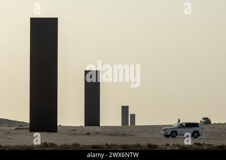 Brouq, Qatar. 28 mars 2024. La photo du dossier datée du 19 novembre 2021 montre la sculpture « East-West/West-East » de l’artiste américain Richard Serra, dans la réserve naturelle de Brouq au Qatar, à une heure de route à l’ouest de la capitale Doha. L’œuvre est composée de quatre plaques d’acier, chacune de plus de quatorze mètres de hauteur, au milieu du désert. Richard Serra vient de décéder, en mars 2024, à l’âge de 85 ans. Photo Balkis Press/ABACAPRESS.COM crédit : Abaca Press/Alamy Live News Banque D'Images