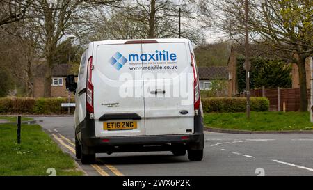 Milton Keynes, UK-Mar 26th 2024 : fourgon de transit Ford blanc garé sur les doubles lignes jaunes sur une route britannique Banque D'Images