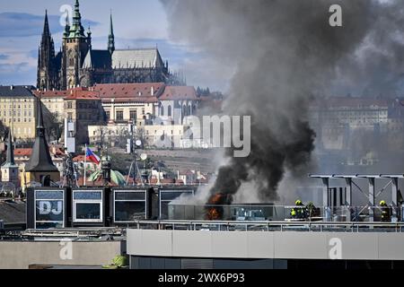 Prague, République tchèque. 28 mars 2024. Une fumée épaisse s'élève d'un bloc intérieur d'un bâtiment dans la partie centrale de la place Venceslas à Prague, en République tchèque, le 28 mars 2024. Les pompiers interviennent sur les lieux. Selon les premières informations, le feu brûle sur le chantier de construction. Sur la gauche en arrière-plan est vu le château de Prague. Crédit : vit Simanek/CTK photo/Alamy Live News Banque D'Images