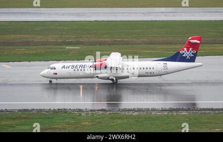 ISTANBUL, TURKIYE - 15 OCTOBRE 2022 : Air Serbia ATR 72-600 (1466) atterrissant à l'aéroport international d'Istanbul Banque D'Images