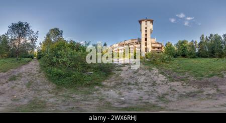 Vue panoramique à 360° de plein panorama sphérique hdri 360 sans couture sur le bâtiment abandonné en ruine vieil hôtel dans la forêt en projection équirectangulaire avec zénith et nadir, lire