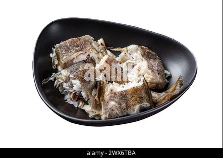 Poisson blanc de merlu rôti dans une assiette. Isolé sur fond blanc. Vue de dessus Banque D'Images