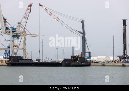Port Canaveral, États-Unis. 27 mars 2024. Le propulseur de premier étage Falcon 9 déchargé du drone JRTI Port Canaveral Florida de la mission Starlink 6-42. C'est le 3ème booster SpaceX avec dix-neuf vols. Il participe au comté de Brevard, Floride, le 27 mars 2024. (Photo de Scott Schilke/Sipa USA) crédit : Sipa USA/Alamy Live News Banque D'Images