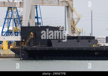 Port Canaveral, États-Unis. 27 mars 2024. Le propulseur de premier étage Falcon 9 déchargé du drone JRTI Port Canaveral Florida de la mission Starlink 6-42. C'est le 3ème booster SpaceX avec dix-neuf vols. Il participe au comté de Brevard, Floride, le 27 mars 2024. (Photo de Scott Schilke/Sipa USA) crédit : Sipa USA/Alamy Live News Banque D'Images
