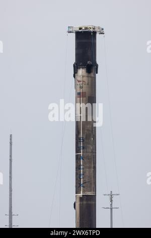 Port Canaveral, États-Unis. 27 mars 2024. Le propulseur de premier étage Falcon 9 déchargé du drone JRTI Port Canaveral Florida de la mission Starlink 6-42. C'est le 3ème booster SpaceX avec dix-neuf vols. Il participe au comté de Brevard, Floride, le 27 mars 2024. (Photo de Scott Schilke/Sipa USA) crédit : Sipa USA/Alamy Live News Banque D'Images